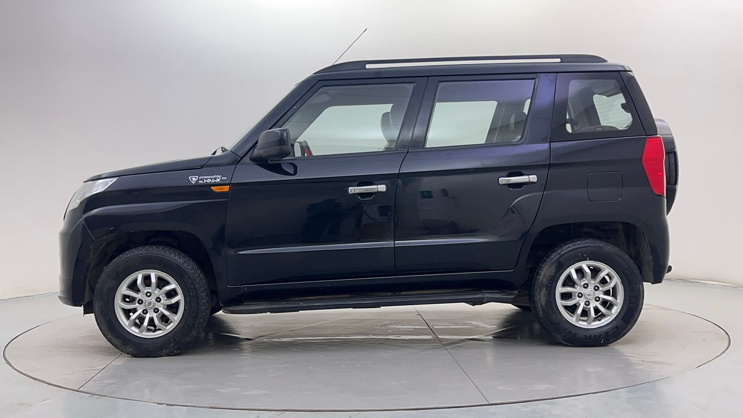 Used 2016 Mahindra TUV300 T8 mHAWK100 Diesel Manual exterior LEFT SIDE VIEW