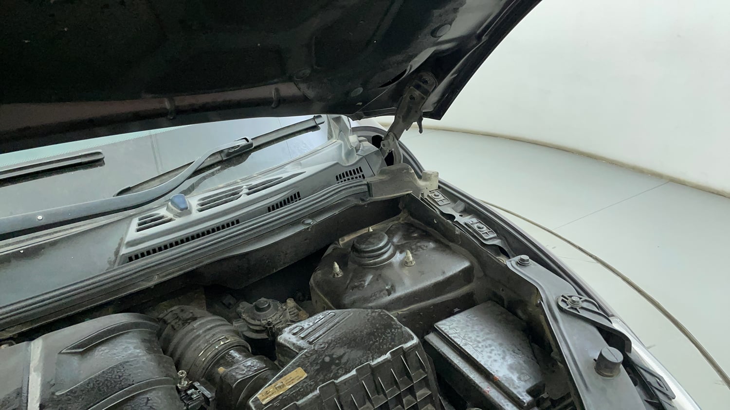 Used 2019 Mahindra XUV500 W7 Diesel Manual engine ENGINE LEFT SIDE HINGE & APRON VIEW