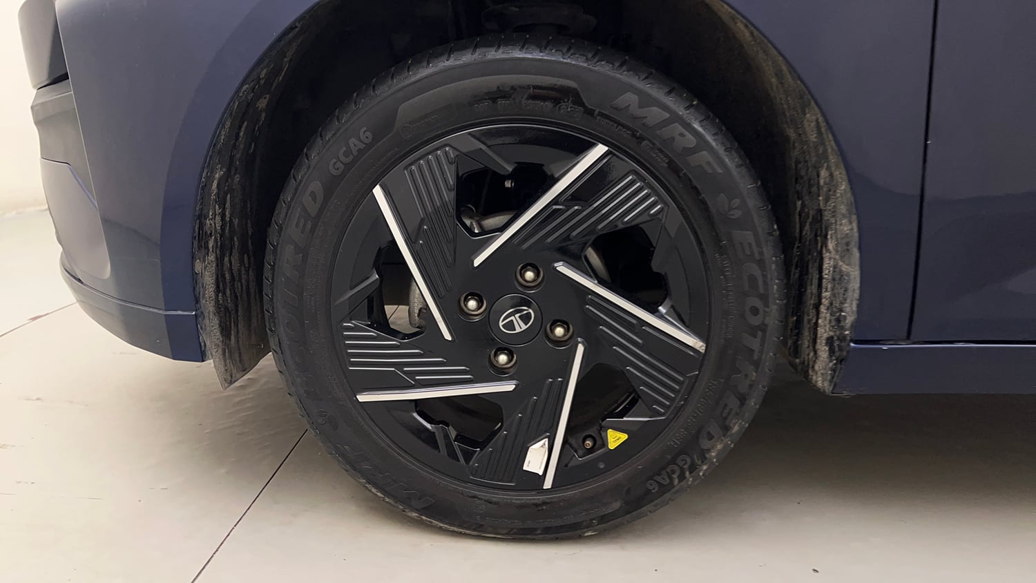 Used 2025 Tata Altroz Accomplished S Petrol 5MT Petrol Manual tyres LEFT FRONT TYRE RIM VIEW