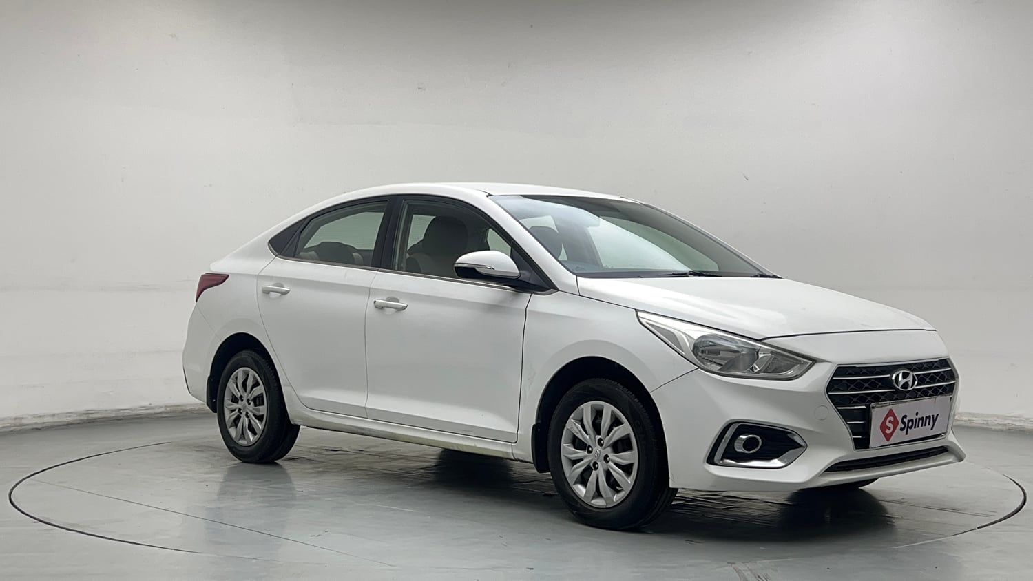 Used 2017 Hyundai Verna EX 1.6 VTVT Petrol Manual exterior RIGHT FRONT CORNER VIEW