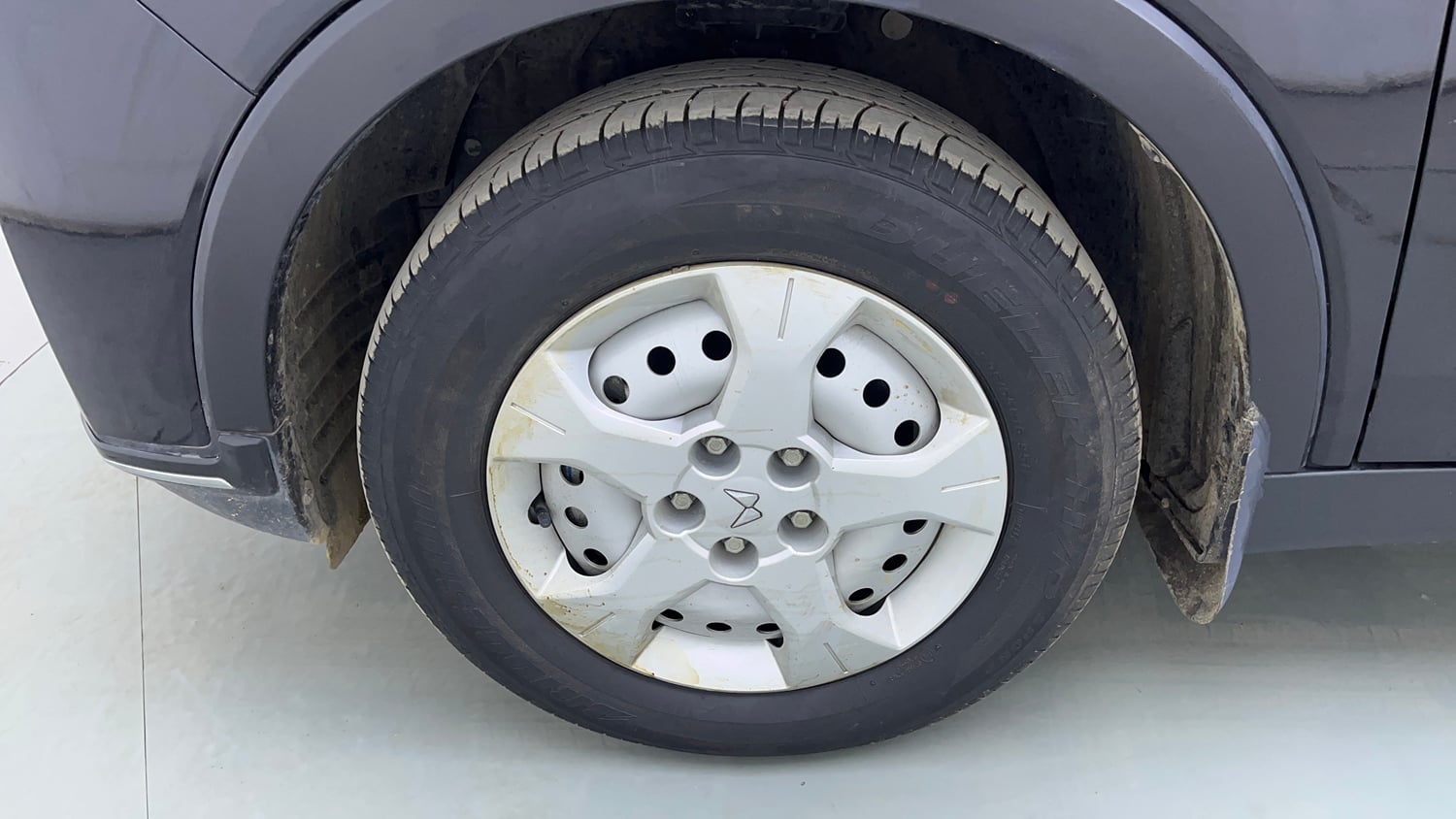 Used 2023 Mahindra XUV 300 W4 1.2 Petrol Petrol Manual tyres LEFT FRONT TYRE RIM VIEW