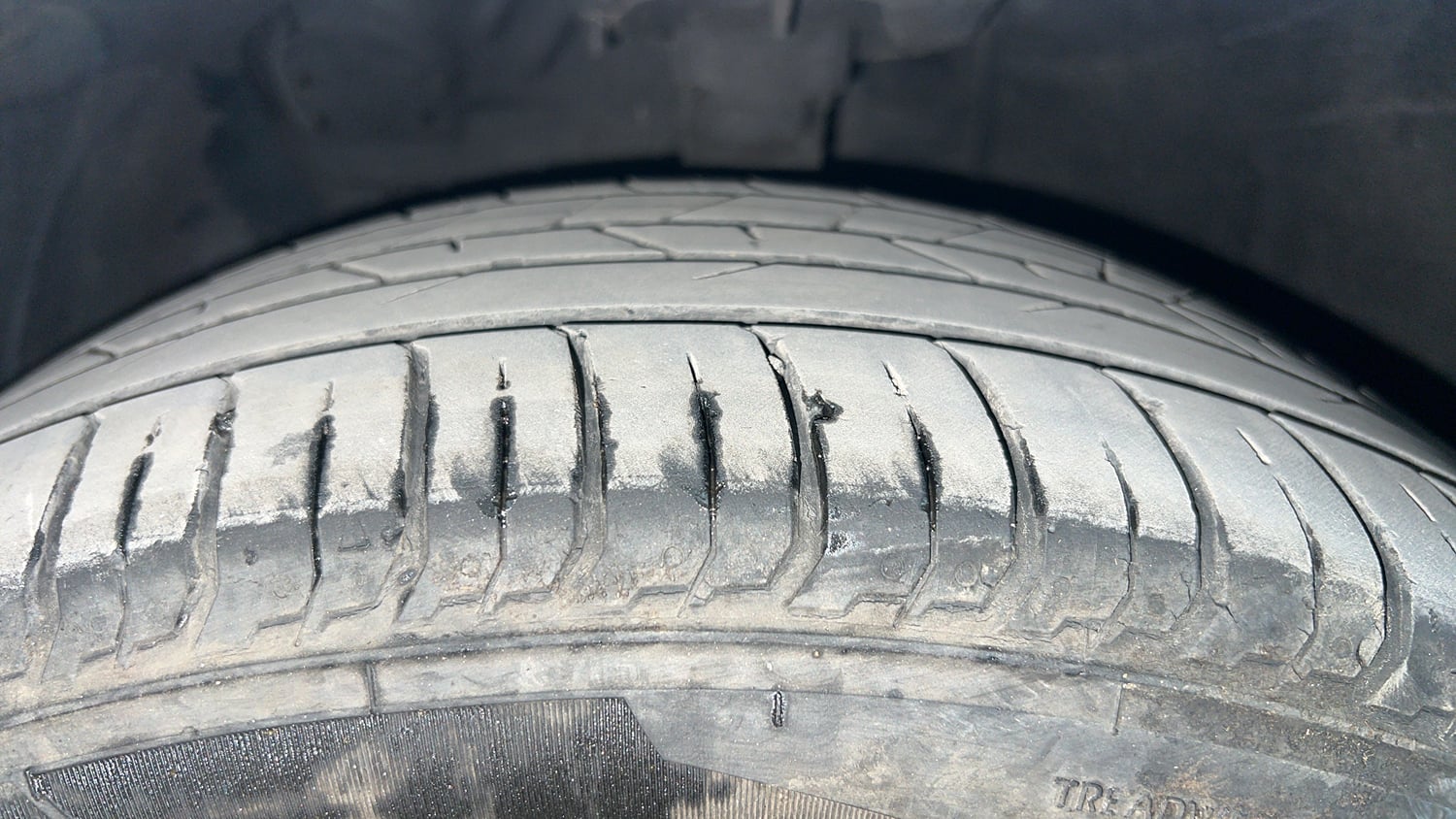 Used 2023 Hyundai New i20 Asta (O) 1.0 Turbo DCT Petrol Automatic tyres LEFT FRONT TYRE TREAD VIEW