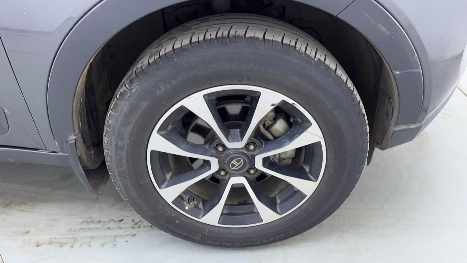 Used 2020 Tata Nexon XZA Plus (O) Dual Tone Petrol Automatic tyres RIGHT FRONT TYRE RIM VIEW