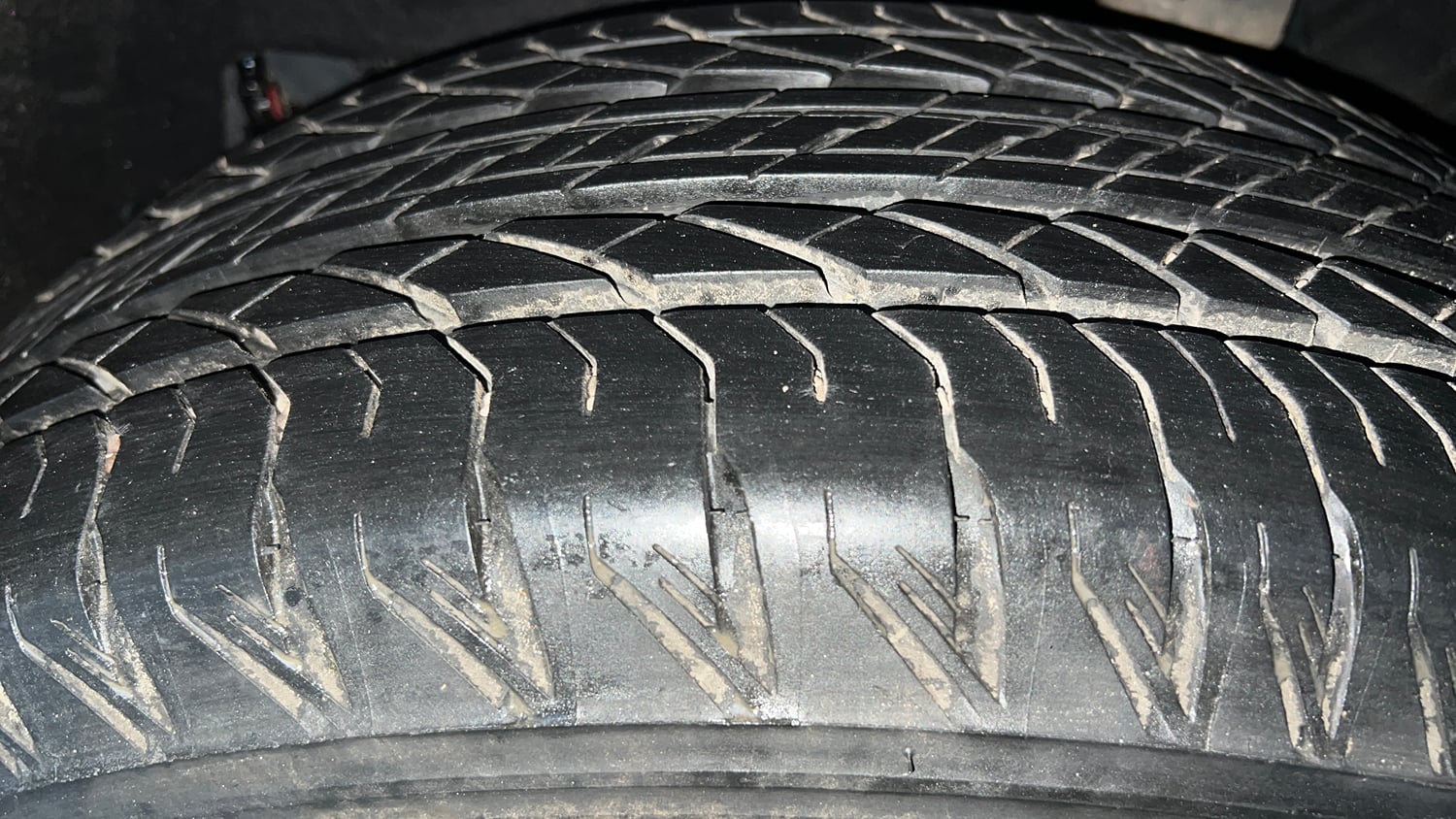 Used 2024 Mahindra XUV700 AX 7 Luxury Pack Petrol AT 7 STR Petrol Automatic tyres LEFT REAR TYRE TREAD VIEW