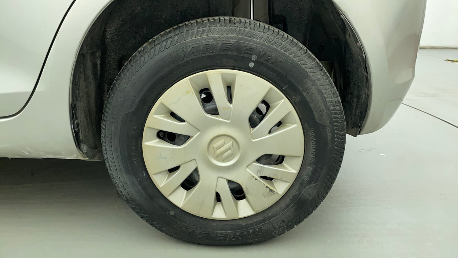 Used 2014 Maruti Suzuki Swift VXi Petrol Manual tyres LEFT REAR TYRE RIM VIEW