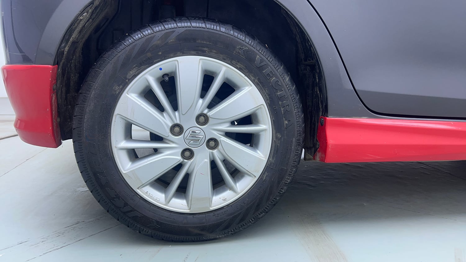 Used 2017 Maruti Suzuki Swift ZXi Petrol Manual tyres RIGHT REAR TYRE RIM VIEW