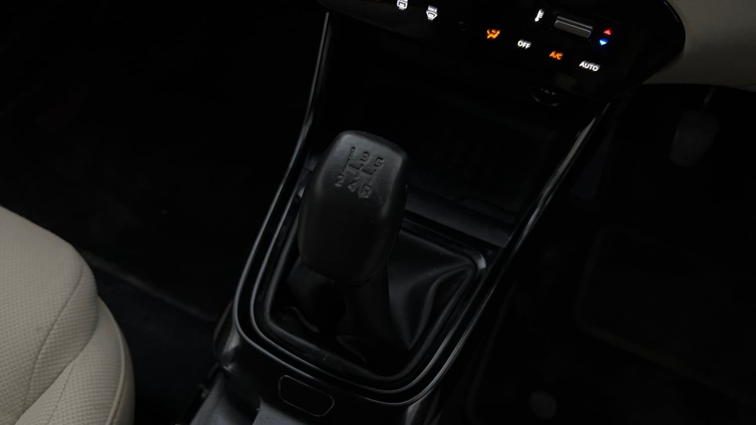 Used 2025 Tata Altroz Accomplished S Petrol 5MT Petrol Manual interior GEAR  KNOB VIEW