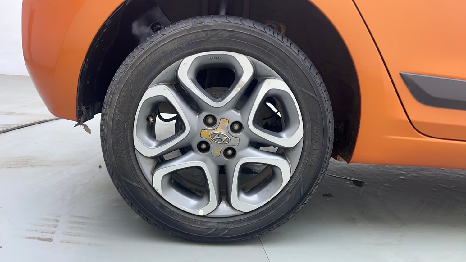 Used 2018 Hyundai Elite i20 Asta 1.4 (O) CRDi Diesel Manual tyres RIGHT REAR TYRE RIM VIEW