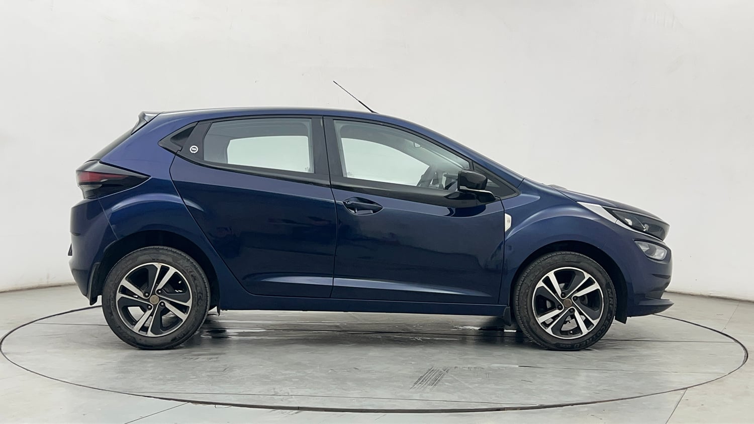 Used 2023 Tata Altroz XZ Petrol Petrol Manual exterior RIGHT SIDE VIEW