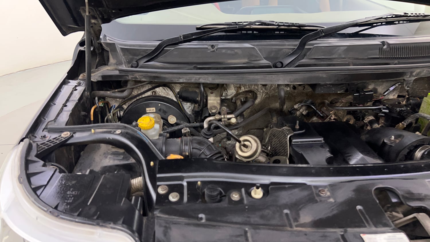 Used 2016 Mahindra TUV300 T8 mHAWK100 Diesel Manual engine ENGINE RIGHT SIDE HINGE & APRON VIEW