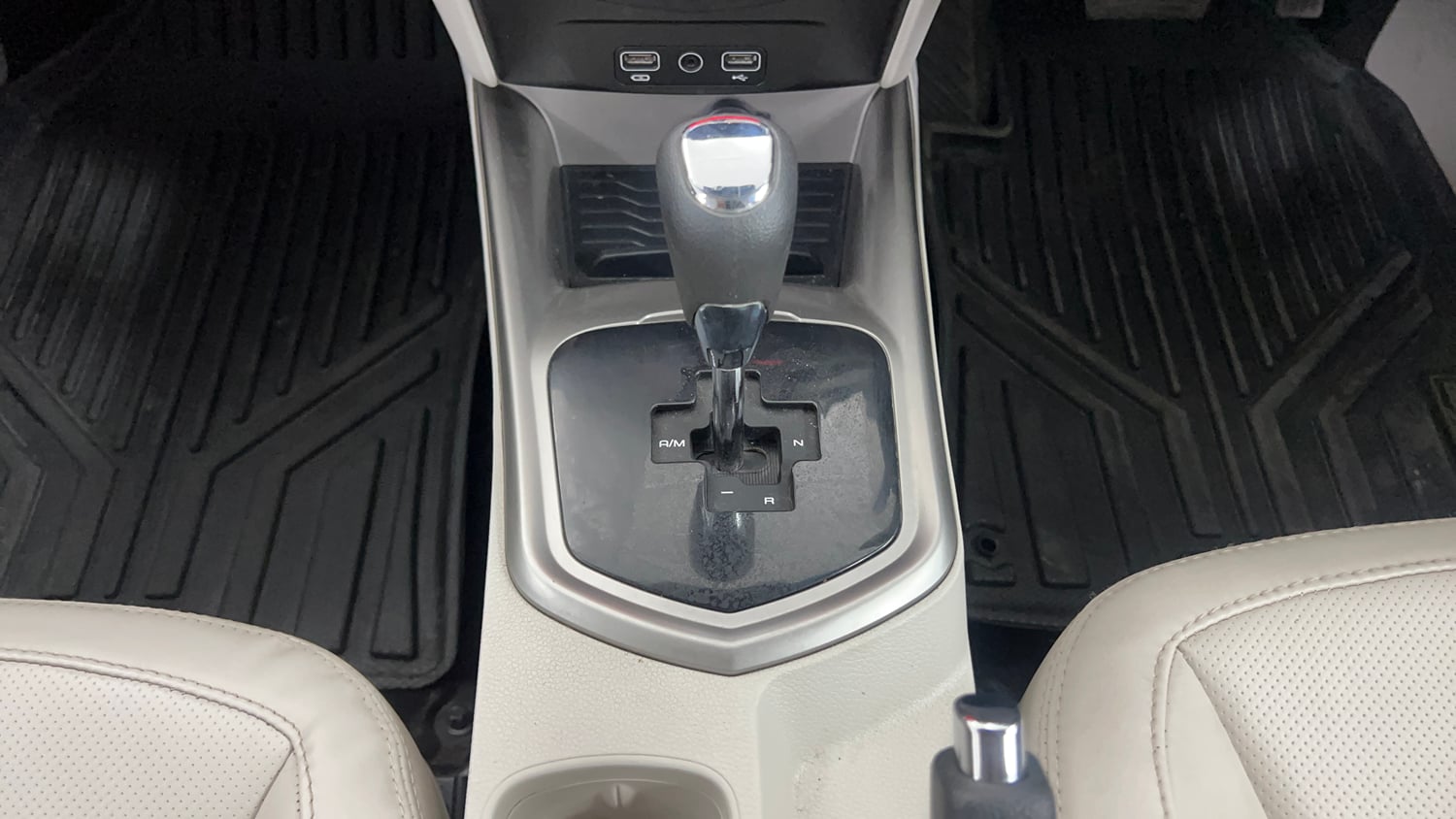 Used 2023 Mahindra XUV 300 W8 (O) 1.2 Petrol AMT Petrol Automatic interior GEAR  KNOB VIEW