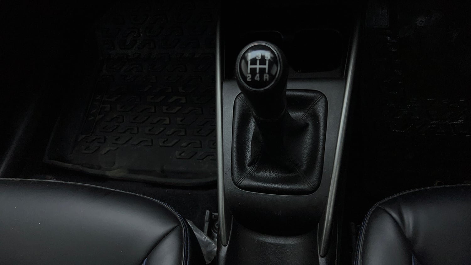 Used 2024 Maruti Suzuki Baleno Zeta MT Petrol Manual interior GEAR  KNOB VIEW