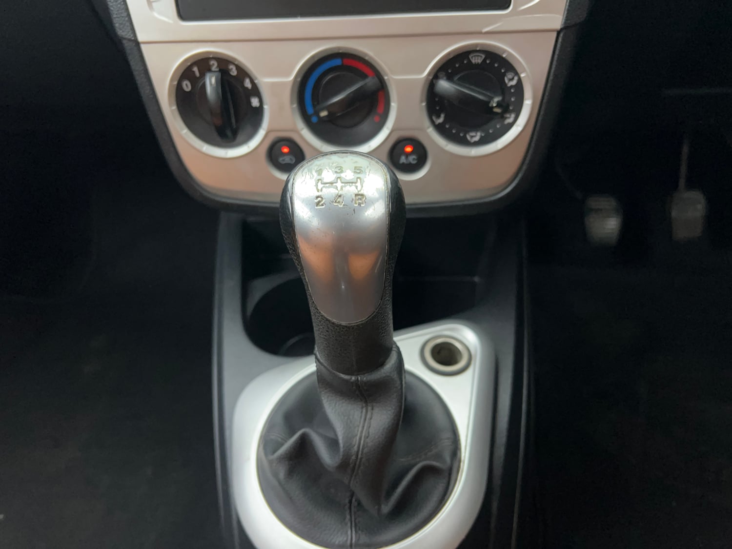 Used 2014 Ford Figo Duratec Petrol ZXI 1.2 Petrol Manual interior GEAR  KNOB VIEW