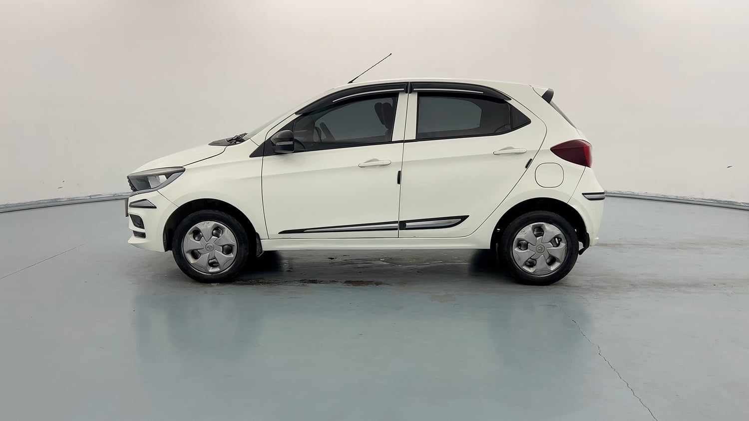 Used 2022 Tata Tiago XT CNG Cng Manual exterior LEFT SIDE VIEW