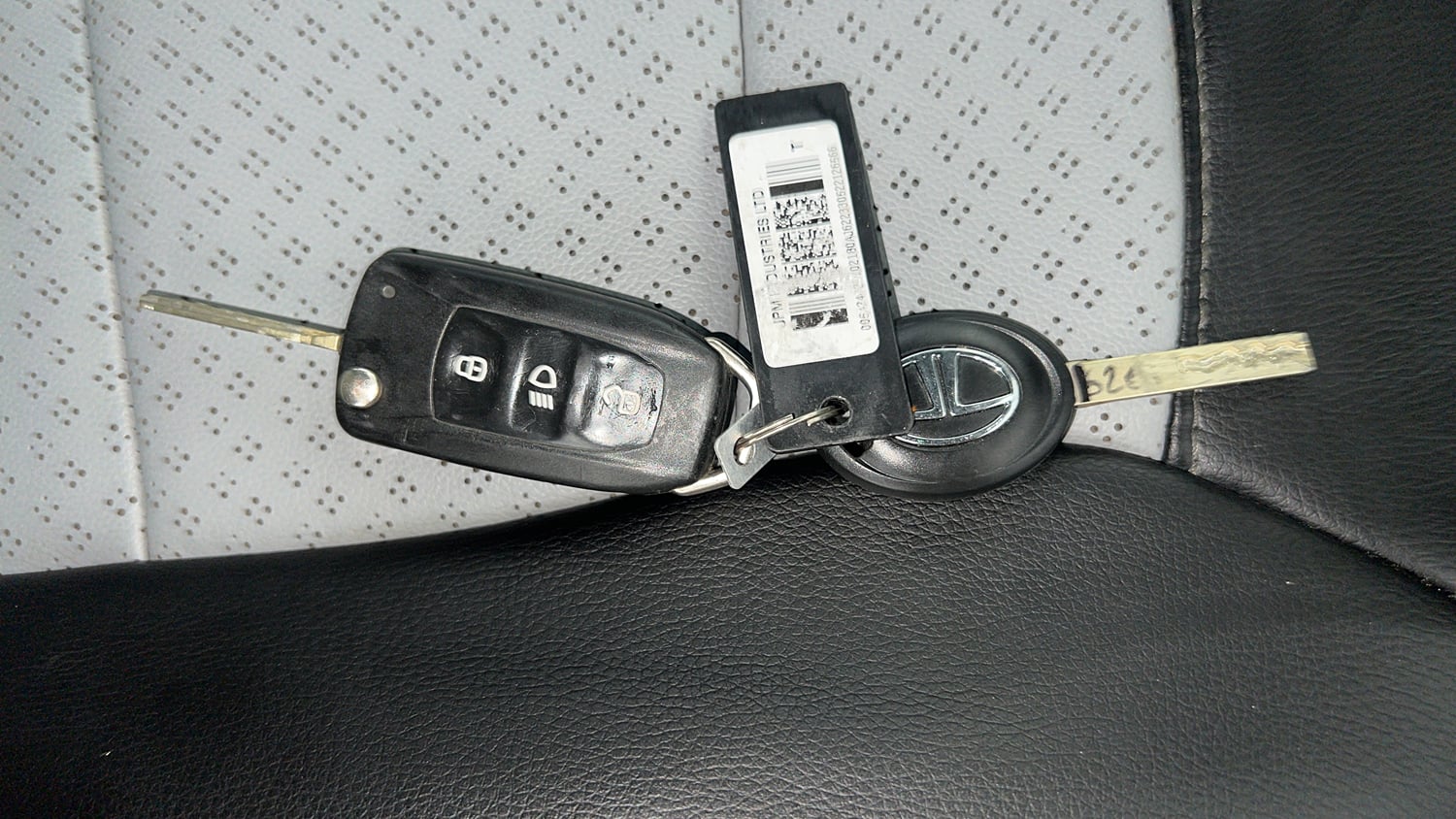 Used 2022 Tata Tiago XT CNG Cng Manual extra CAR KEY VIEW