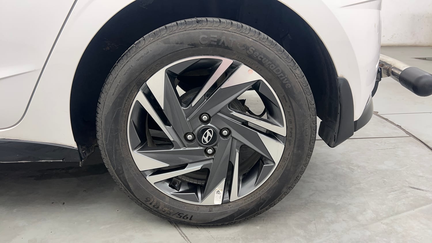 Used 2023 Hyundai New i20 Asta (O) 1.0 Turbo DCT Petrol Automatic tyres LEFT REAR TYRE RIM VIEW