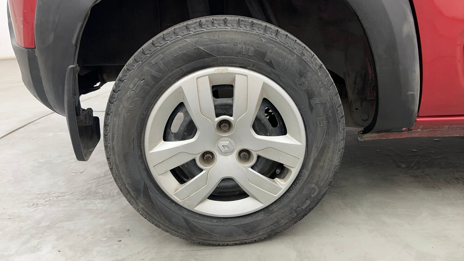 Used 2018 Renault Kwid 1.0 RXT AMT Opt Petrol Automatic tyres RIGHT REAR TYRE RIM VIEW