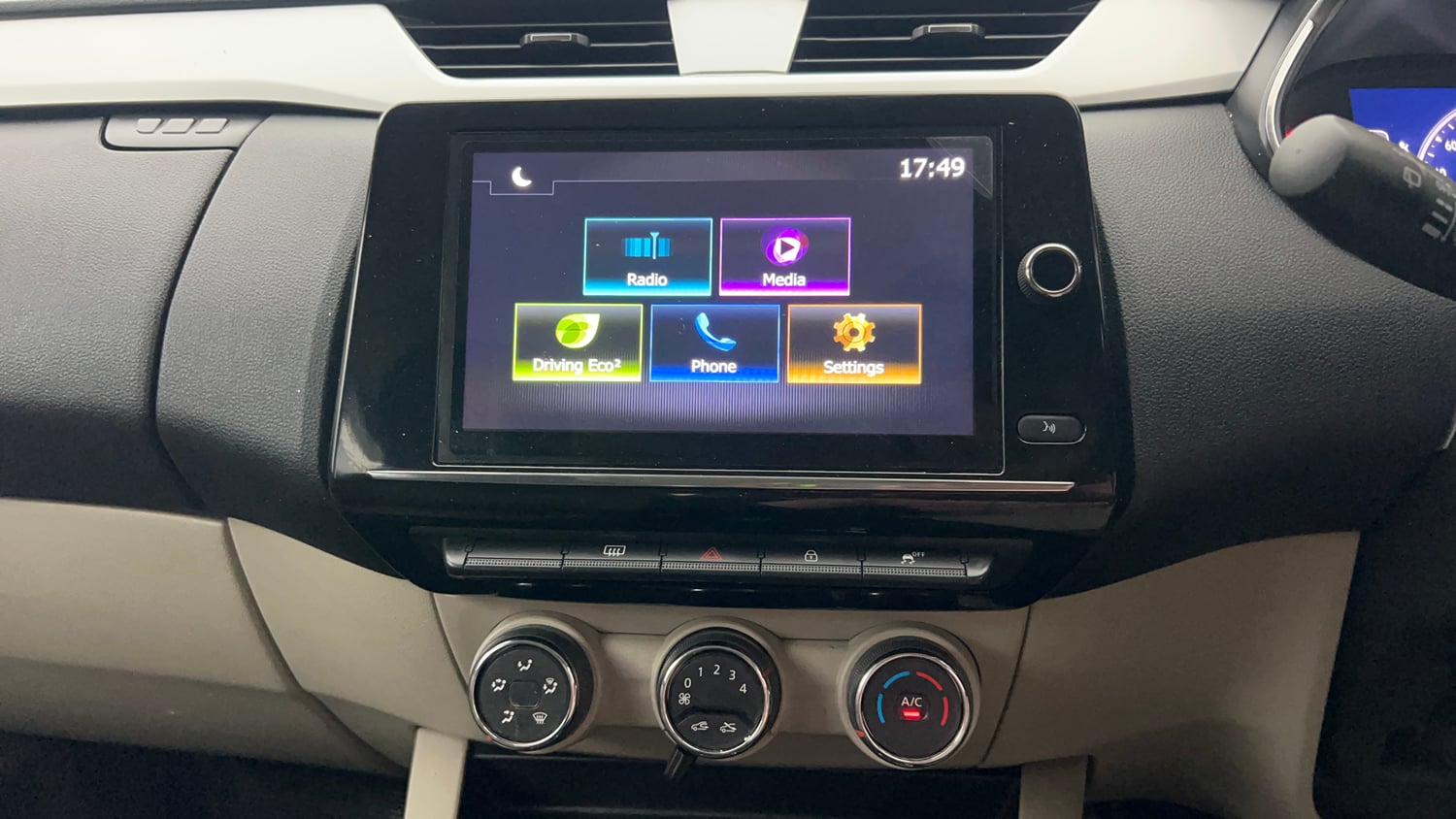 Used 2024 Renault Triber RXZ Petrol Manual interior MUSIC SYSTEM & AC CONTROL VIEW