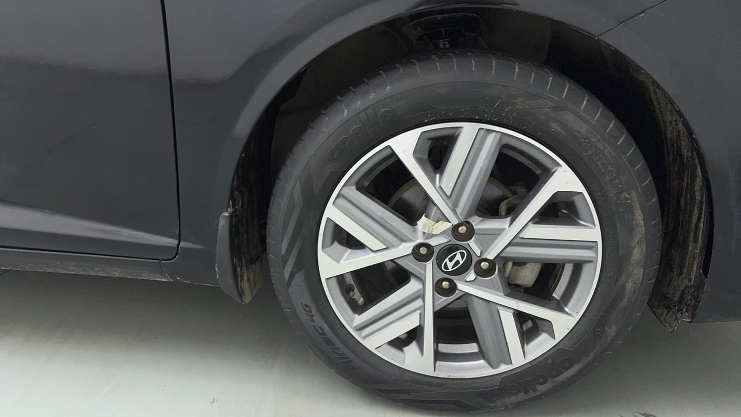 Used 2023 Hyundai Verna SX (O) 1.5 Petrol IVT Petrol Automatic tyres RIGHT FRONT TYRE RIM VIEW