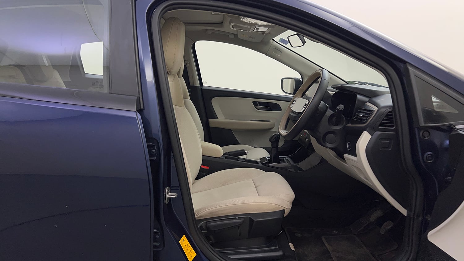 Used 2025 Tata Altroz Accomplished S Petrol 5MT Petrol Manual interior RIGHT SIDE FRONT DOOR CABIN VIEW