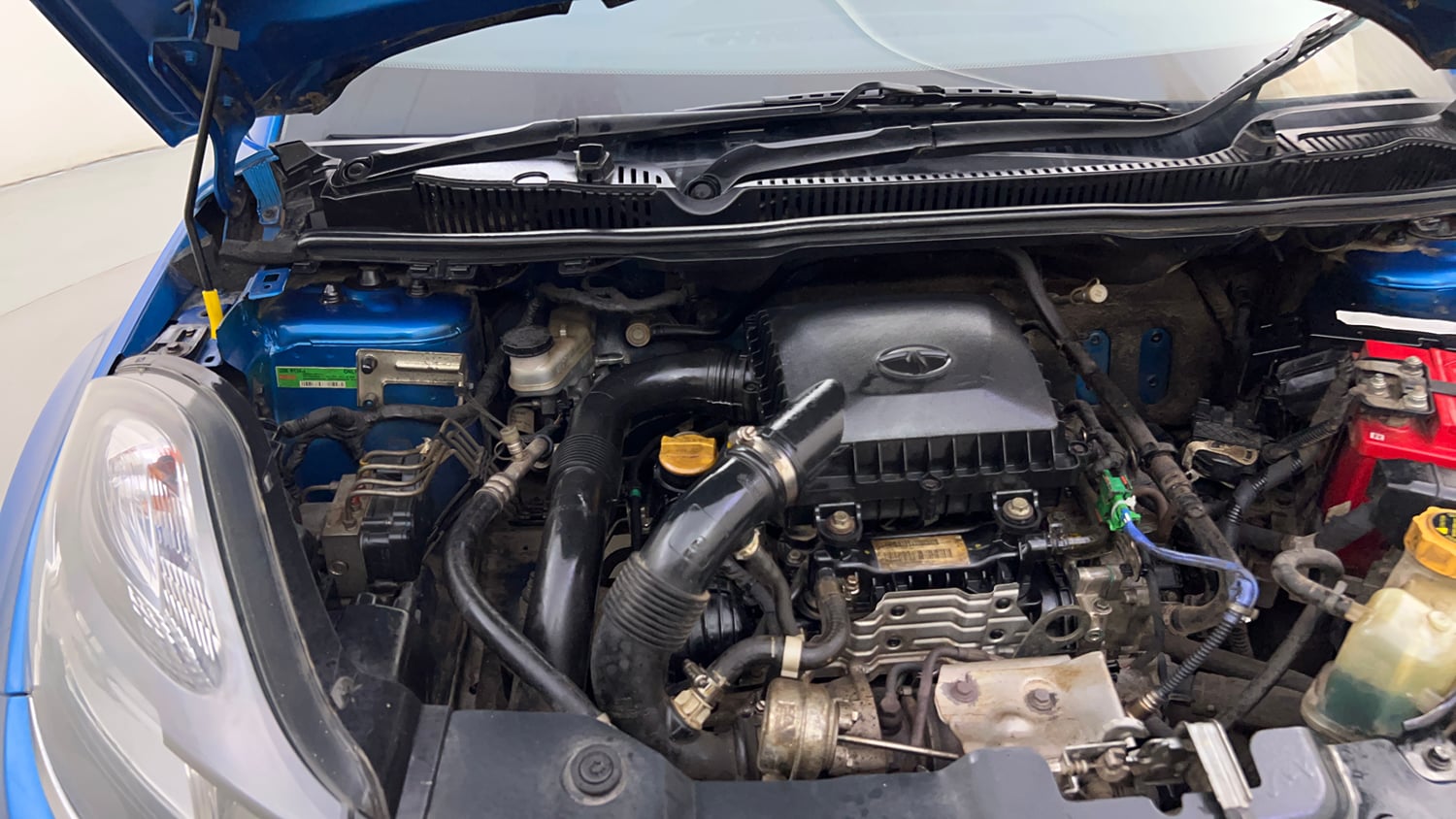 Used 2019 Tata Nexon XMA Petrol Petrol Automatic engine ENGINE RIGHT SIDE HINGE & APRON VIEW