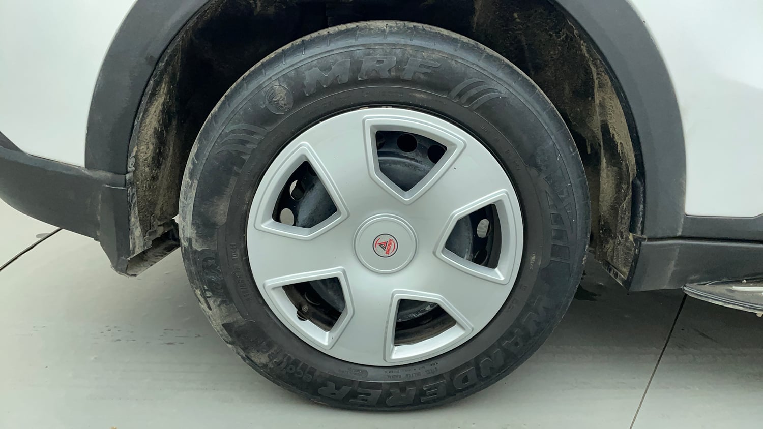 Used 2022 Mahindra XUV700 AX 3 Petrol MT 5 STR Petrol Manual tyres RIGHT REAR TYRE RIM VIEW