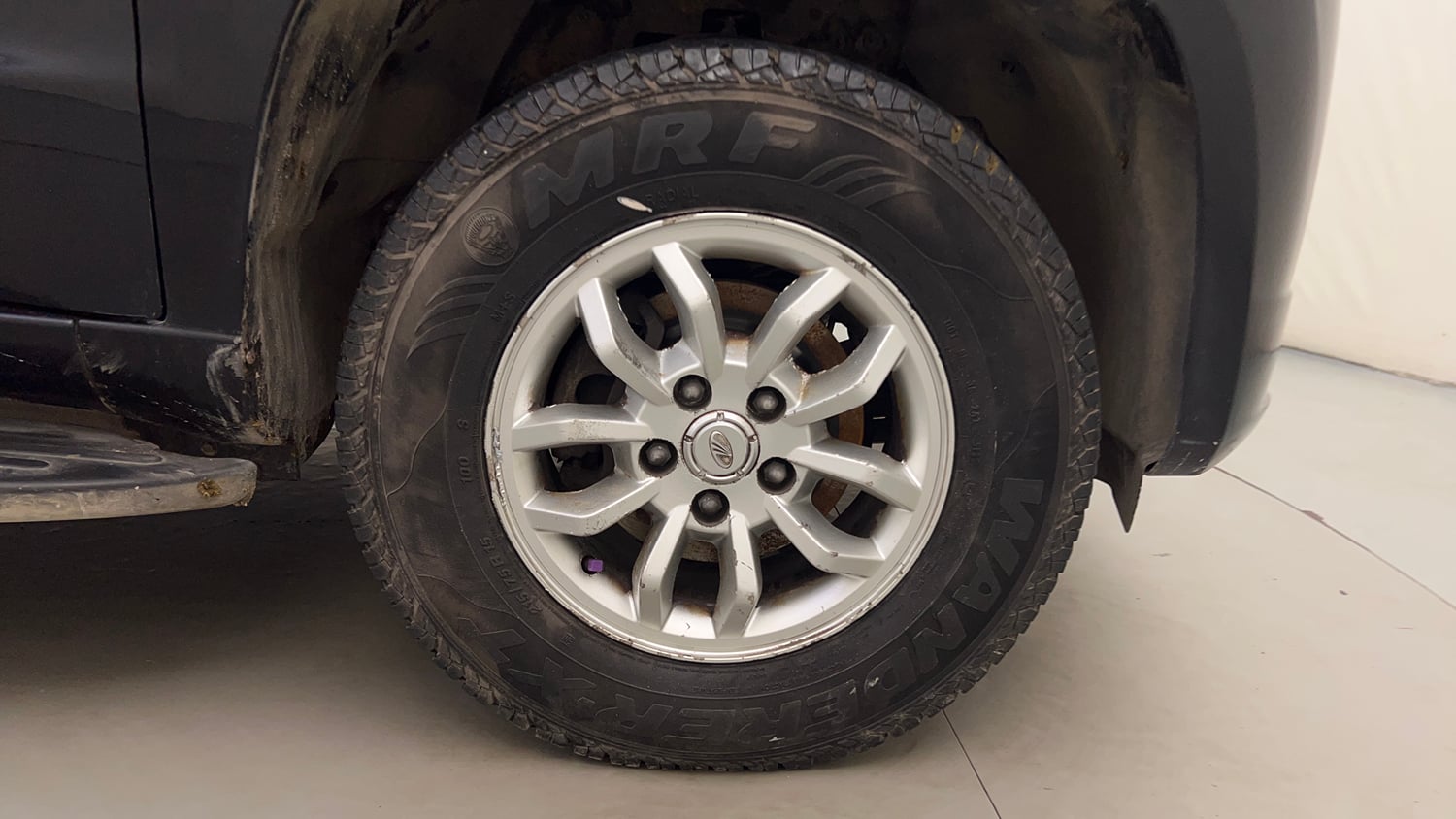 Used 2016 Mahindra TUV300 T8 mHAWK100 Diesel Manual tyres RIGHT FRONT TYRE RIM VIEW