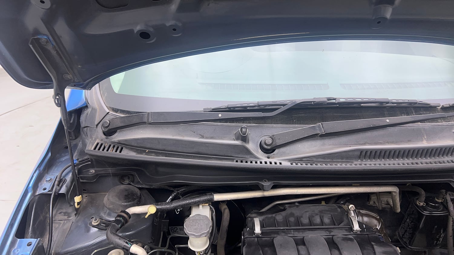 Used 2015 Maruti Suzuki Celerio VXi AMT Petrol Automatic engine ENGINE RIGHT SIDE HINGE & APRON VIEW