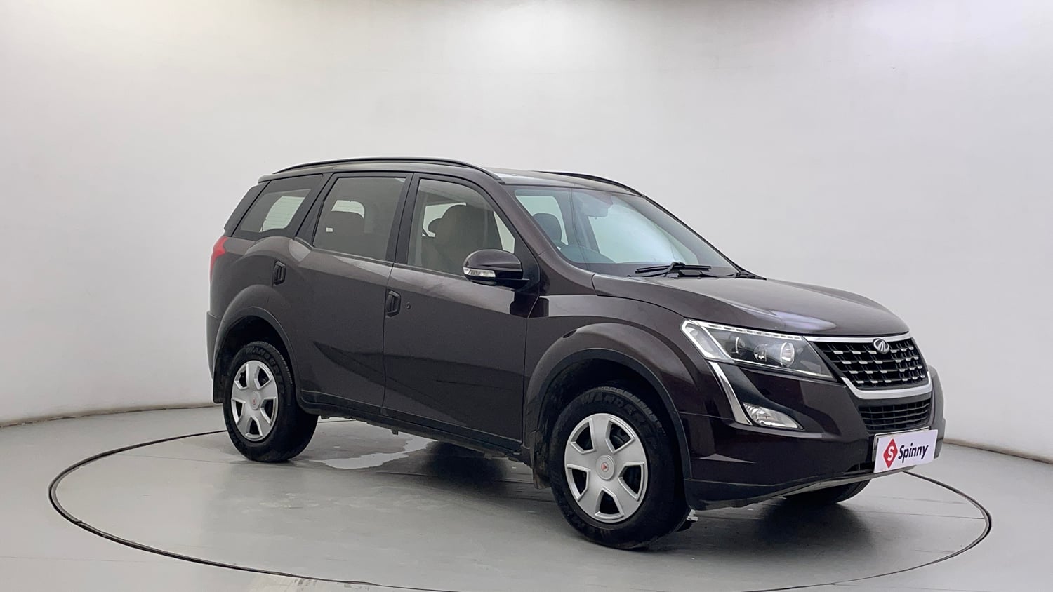 Used 2019 Mahindra XUV500 W7 Diesel Manual exterior RIGHT FRONT CORNER VIEW
