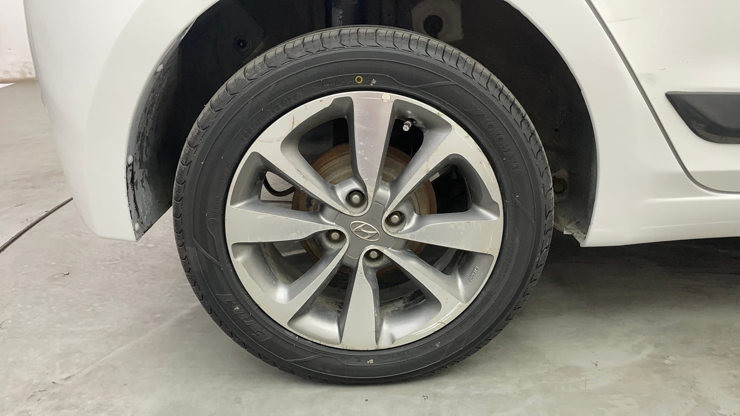 Used 2014 Hyundai Elite i20 Asta 1.2 Petrol Manual tyres RIGHT REAR TYRE RIM VIEW