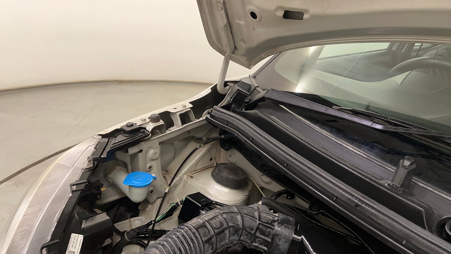 Used 2019 Maruti Suzuki Wagon R VXi 1.2 Petrol Manual engine ENGINE RIGHT SIDE HINGE & APRON VIEW