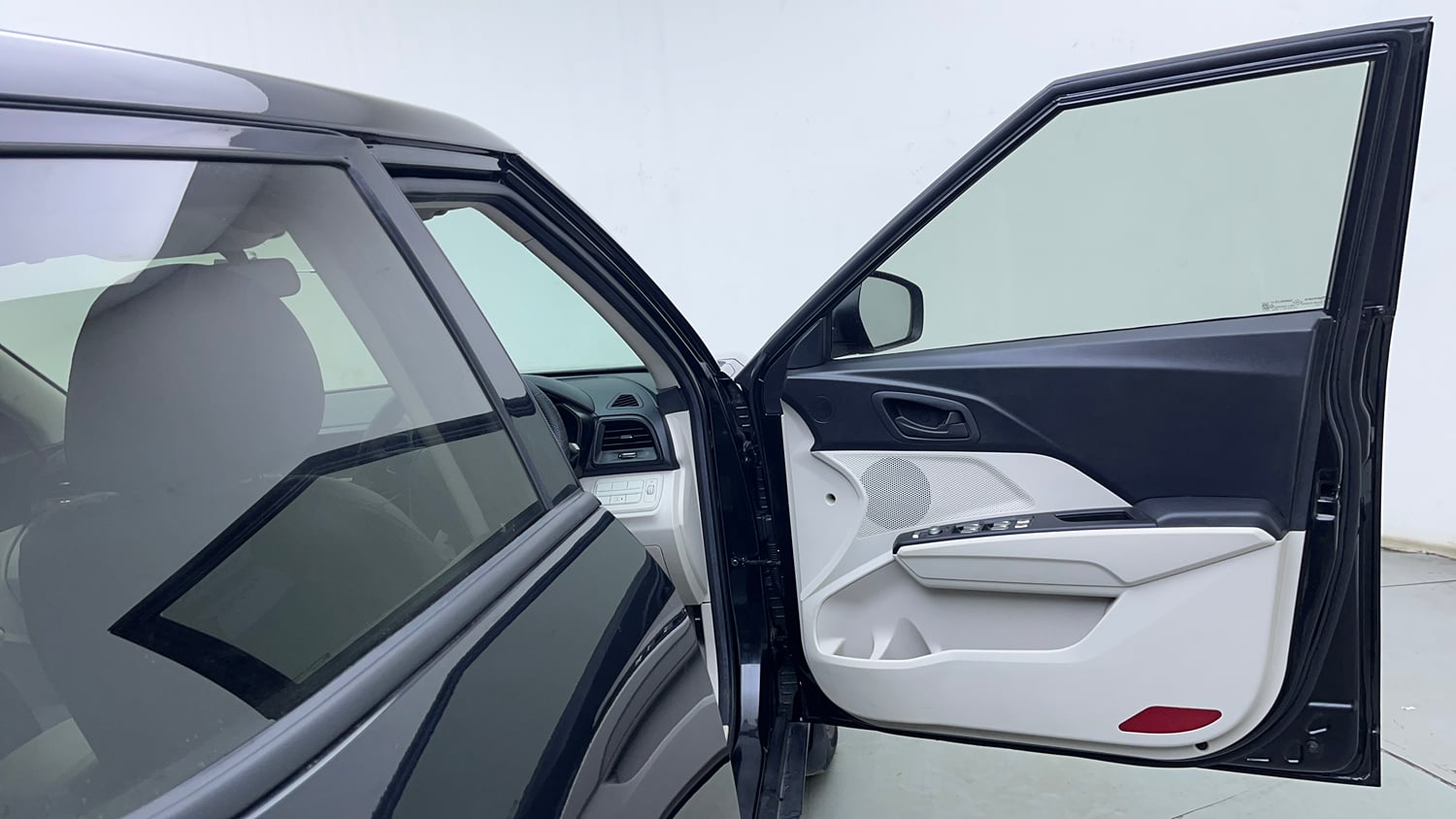 Used 2023 Mahindra XUV 300 W4 1.2 Petrol Petrol Manual interior RIGHT FRONT DOOR OPEN VIEW