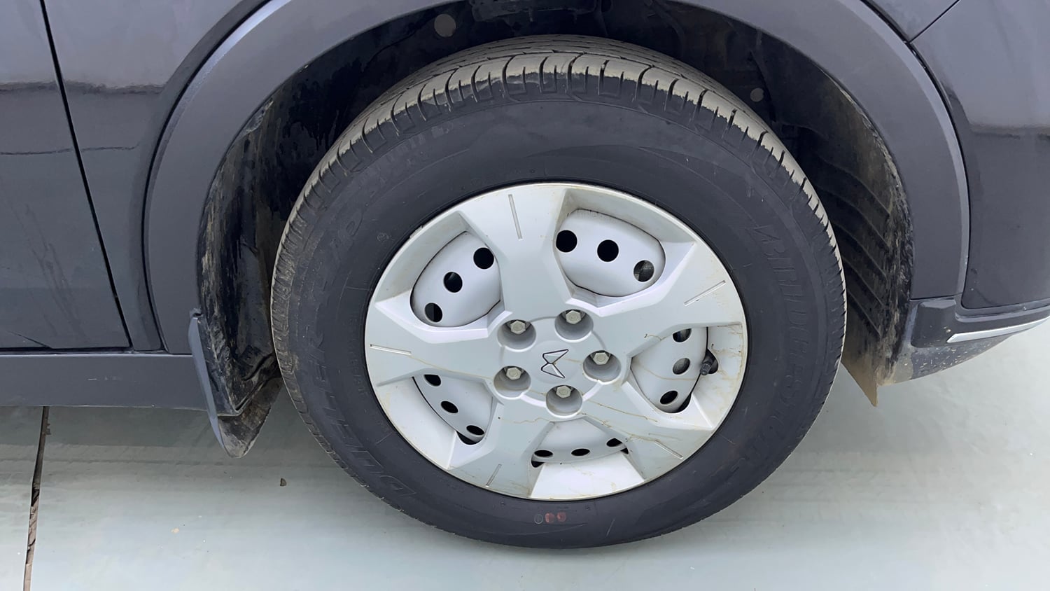 Used 2023 Mahindra XUV 300 W4 1.2 Petrol Petrol Manual tyres RIGHT FRONT TYRE RIM VIEW