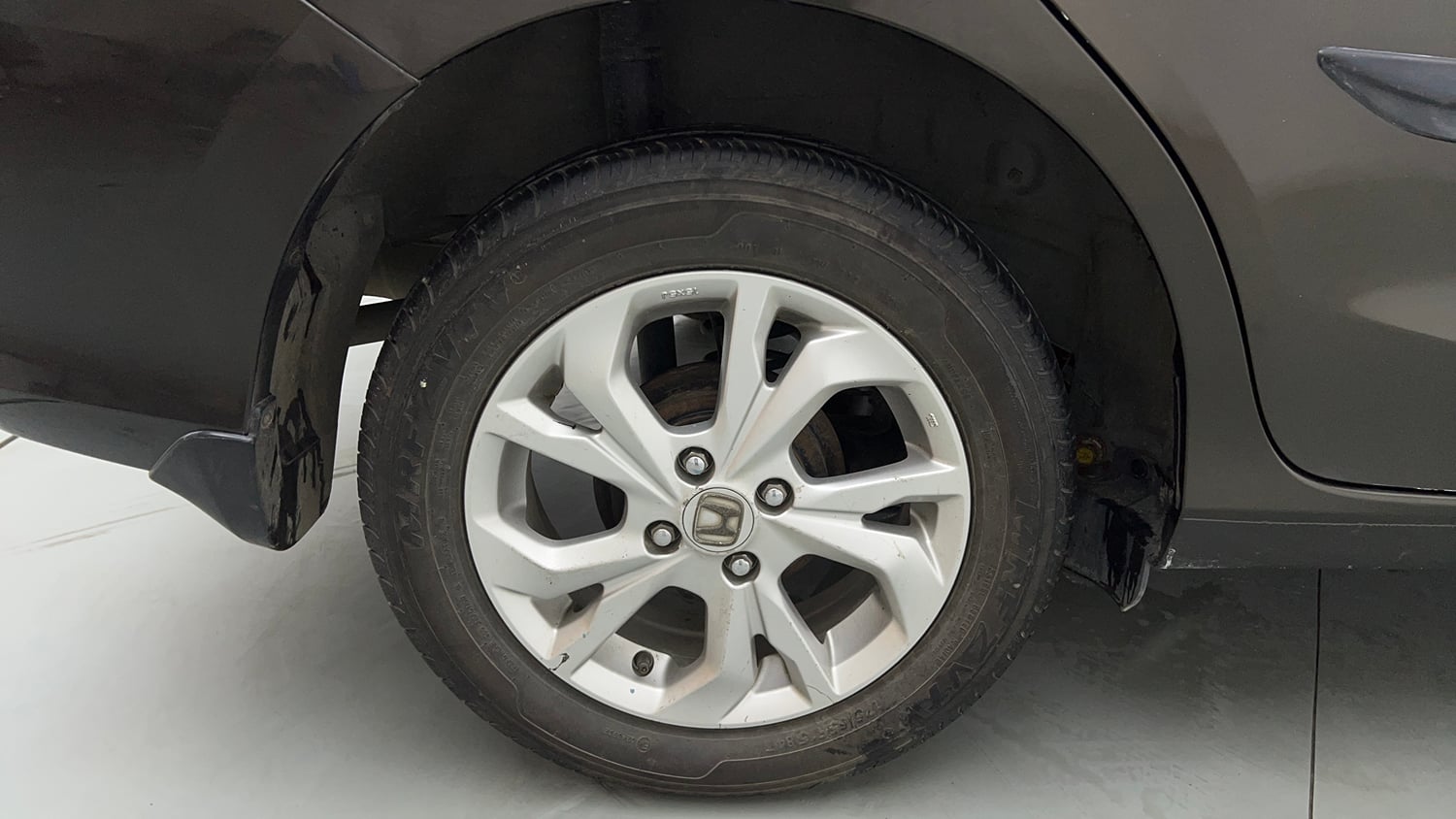 Used 2021 Honda Amaze 1.2 VX CVT Petrol Petrol Automatic tyres RIGHT REAR TYRE RIM VIEW