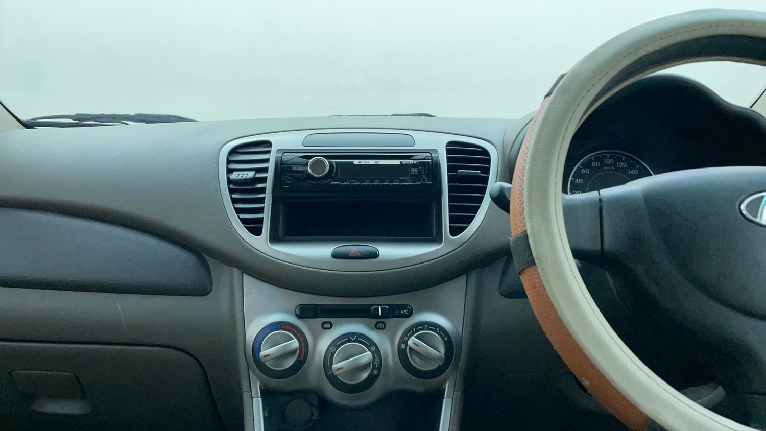 Used 2012 Hyundai i10 Magna 1.1 iRDE2 Petrol Manual interior MUSIC SYSTEM & AC CONTROL VIEW