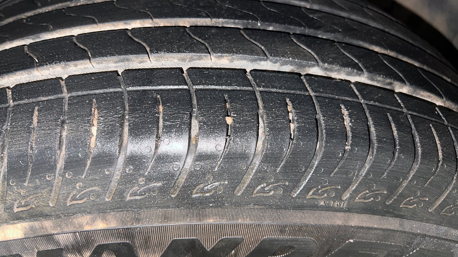 Used 2023 Maruti Suzuki Brezza Zxi Plus Dual Tone Petrol Manual tyres RIGHT FRONT TYRE TREAD VIEW
