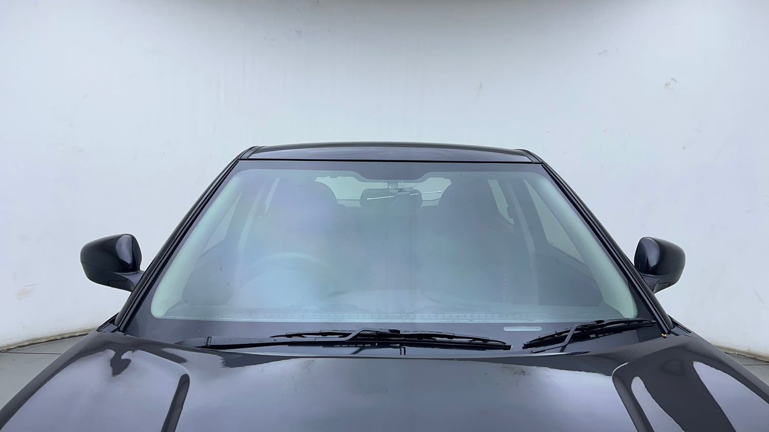 Used 2023 Mahindra XUV 300 W4 1.2 Petrol Petrol Manual exterior FRONT WINDSHIELD VIEW