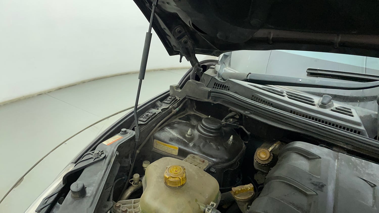Used 2019 Mahindra XUV500 W7 Diesel Manual engine ENGINE RIGHT SIDE HINGE & APRON VIEW