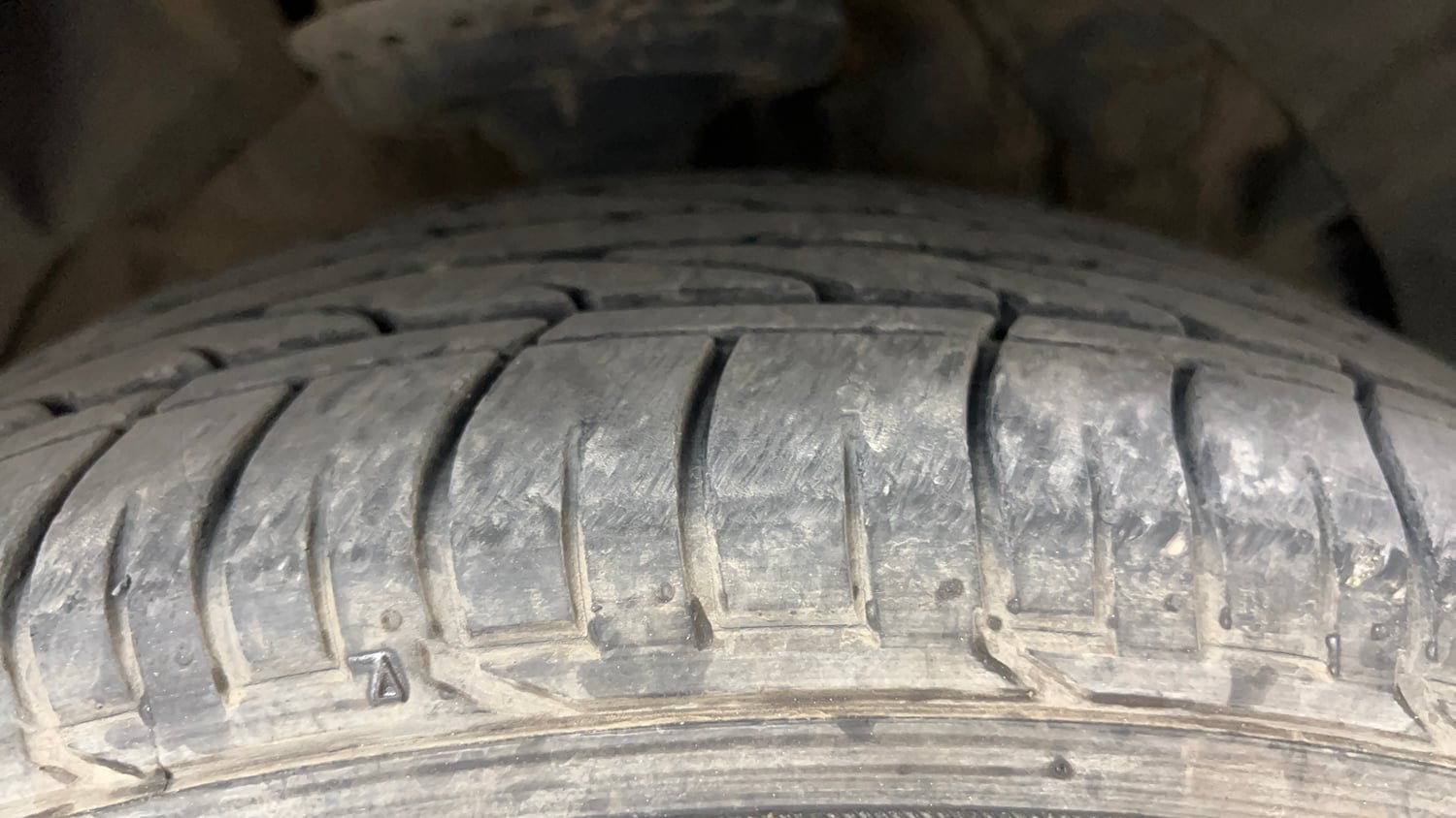 Used 2023 Mahindra XUV 300 W8 (O) 1.2 Petrol AMT Petrol Automatic tyres RIGHT FRONT TYRE TREAD VIEW