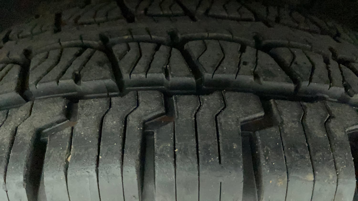 Used 2022 Mahindra XUV700 AX 3 Petrol MT 5 STR Petrol Manual tyres LEFT FRONT TYRE TREAD VIEW