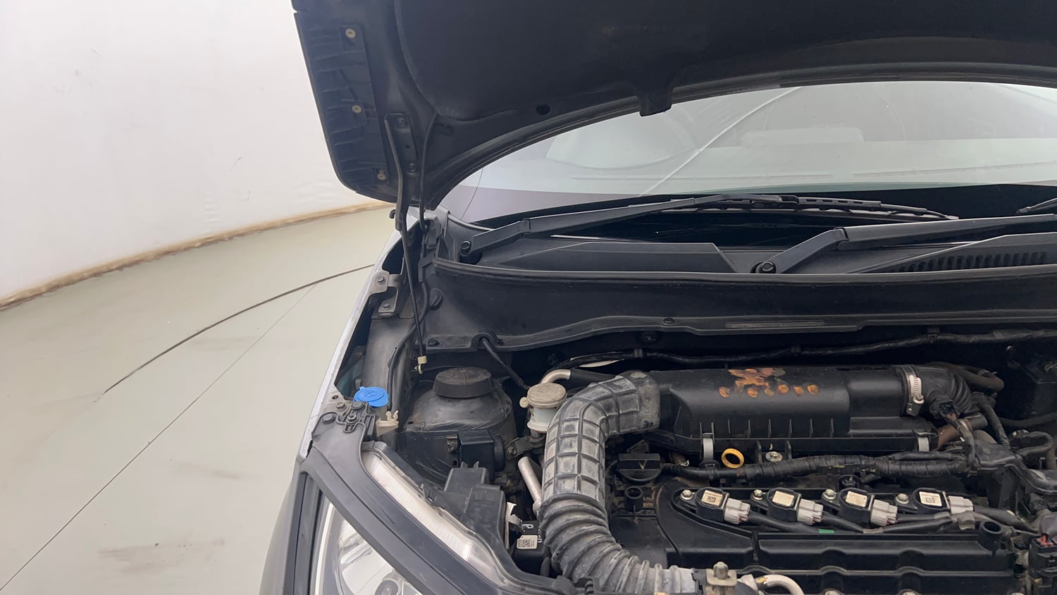 Used 2020 Maruti Suzuki Ignis Sigma 1.2 MT Petrol Manual engine ENGINE RIGHT SIDE HINGE & APRON VIEW