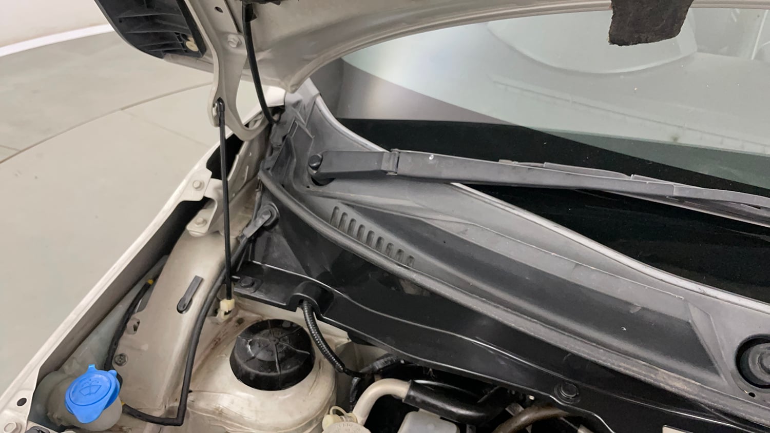 Used 2022 Maruti Suzuki Ignis Zeta 1.2 MT Petrol Manual engine ENGINE RIGHT SIDE HINGE & APRON VIEW