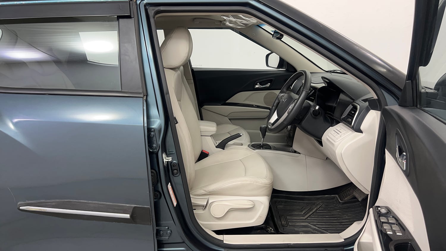 Used 2023 Mahindra XUV 300 W8 (O) 1.2 Petrol AMT Petrol Automatic interior RIGHT SIDE FRONT DOOR CABIN VIEW