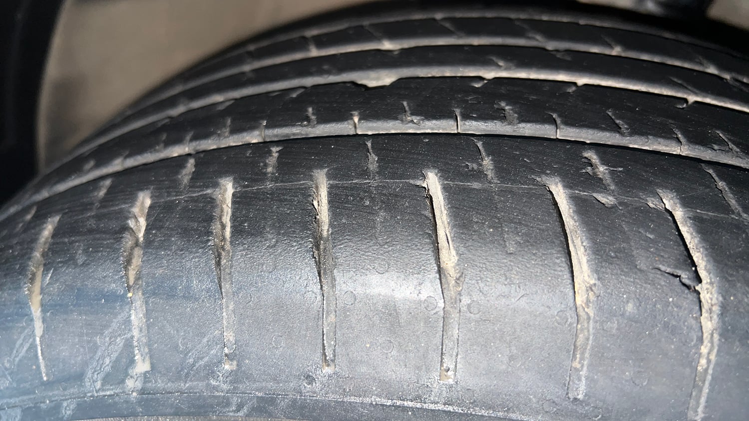 Used 2023 Hyundai Verna SX (O) 1.5 Petrol IVT Petrol Automatic tyres RIGHT FRONT TYRE TREAD VIEW