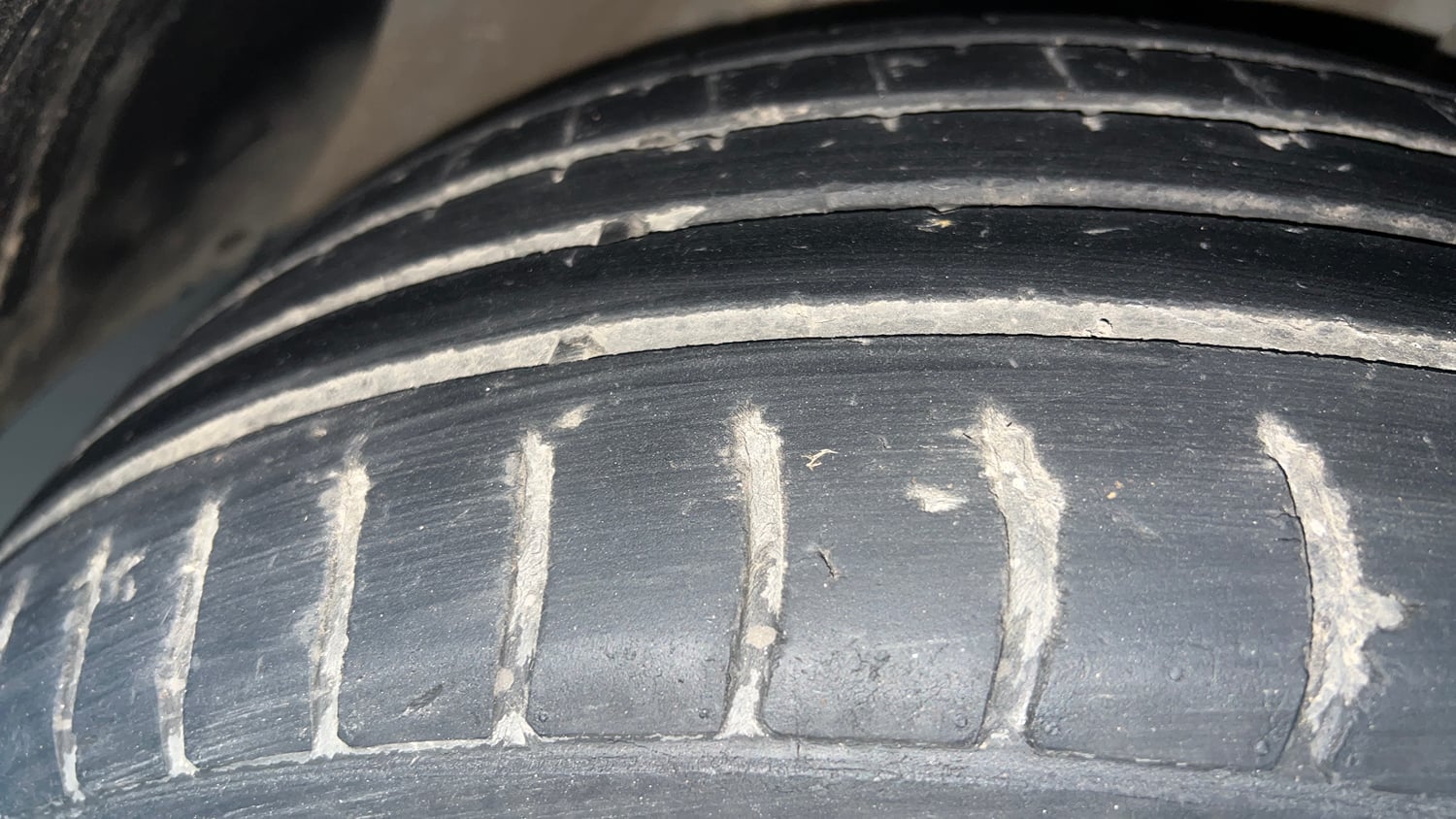 Used 2022 Hyundai Alcazar Platinum (O) 7 Seater 1.5 Diesel AT Diesel Automatic tyres RIGHT FRONT TYRE TREAD VIEW