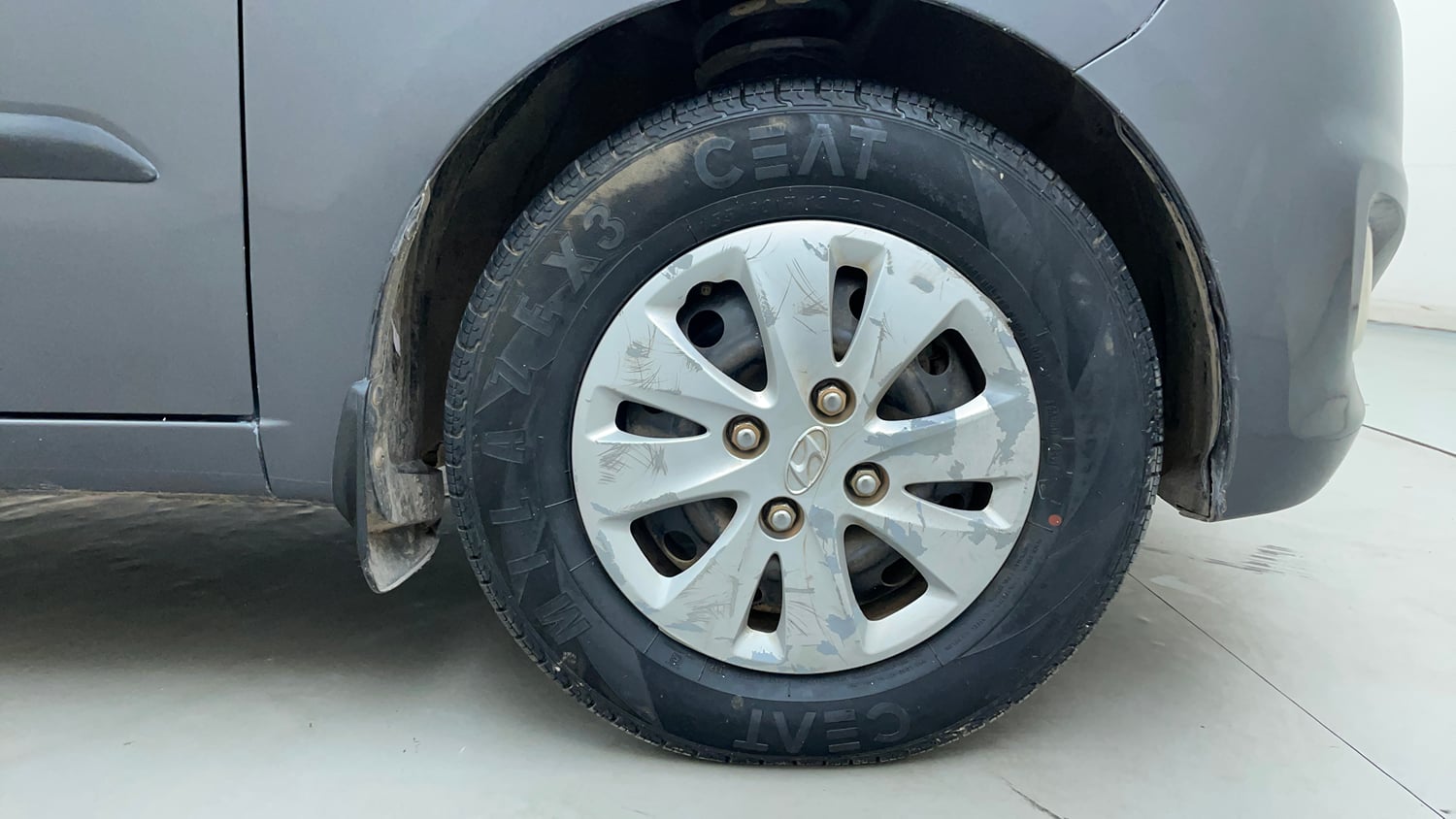 Used 2012 Hyundai i10 Magna 1.1 iRDE2 Petrol Manual tyres RIGHT FRONT TYRE RIM VIEW