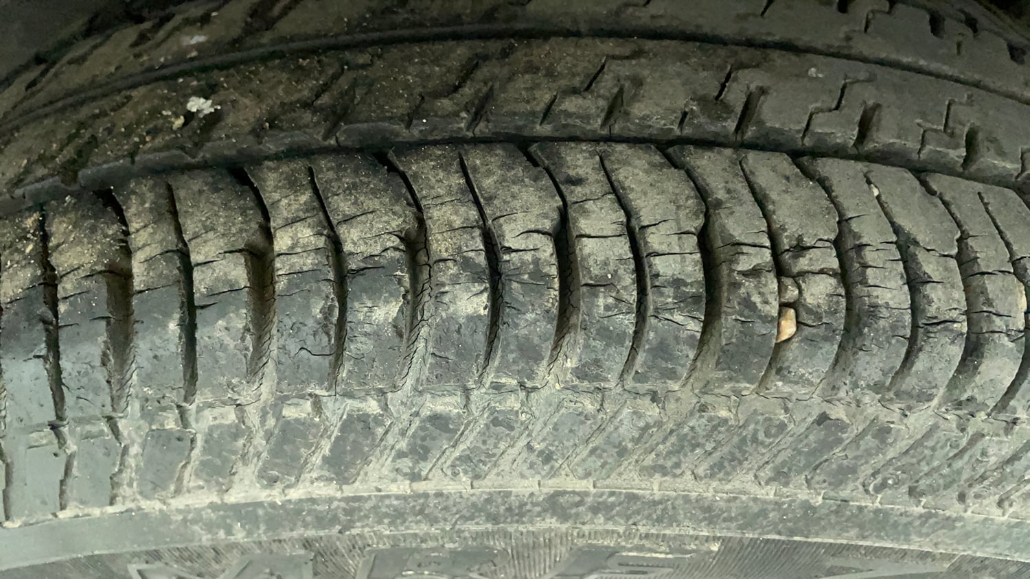 Used 2014 Maruti Suzuki Swift VXi Petrol Manual tyres LEFT REAR TYRE TREAD VIEW