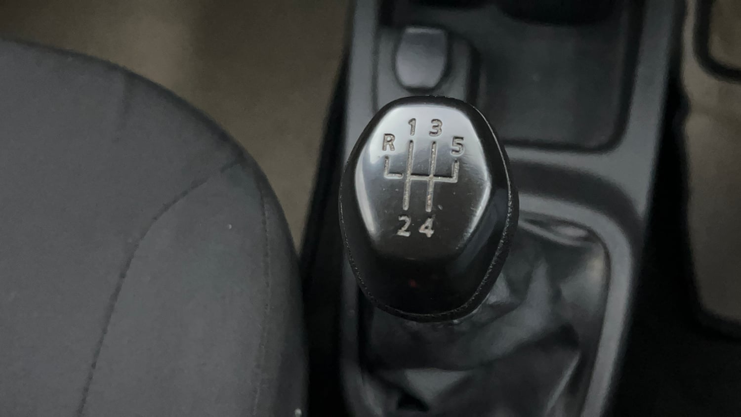 Used 2017 Renault Kwid 1.0 RXT Opt Petrol Manual interior GEAR  KNOB VIEW
