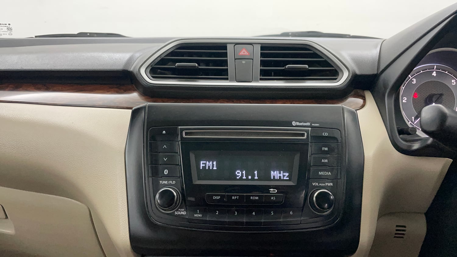 Used 2018 Maruti Suzuki Dzire VDi AMT Diesel Automatic top_features Integrated (in-dash) music system