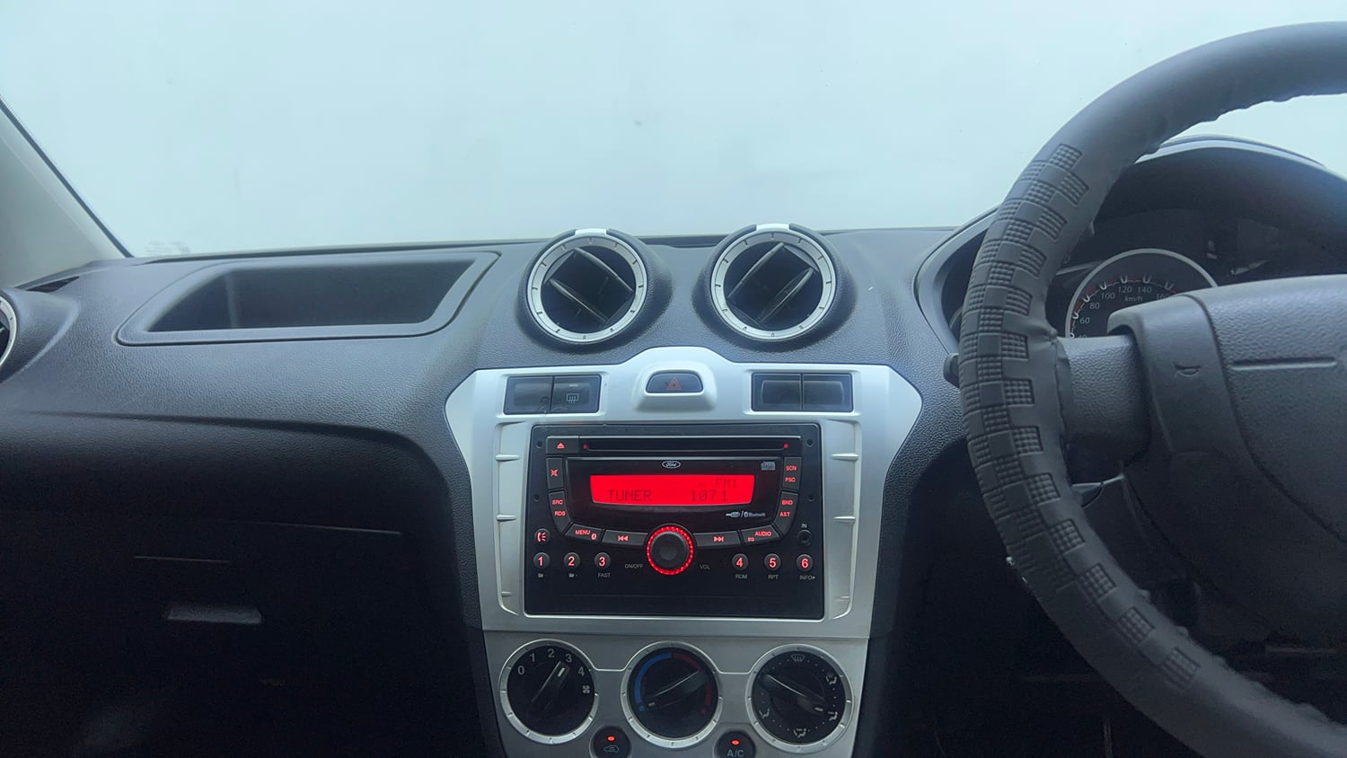 Used 2014 Ford Figo Duratec Petrol ZXI 1.2 Petrol Manual top_features Integrated (in-dash) music system